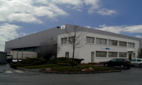A LOUER <br />
<br />
BATIMENT A<br />
- ENTREPOT 1 900 M²<br />
- BUREAUX  252 M² <br />
BATIMENT INDEPENDANT
